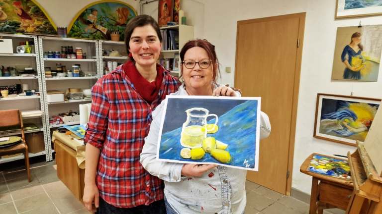Künsterlin mit Bild von Zitronenwasser