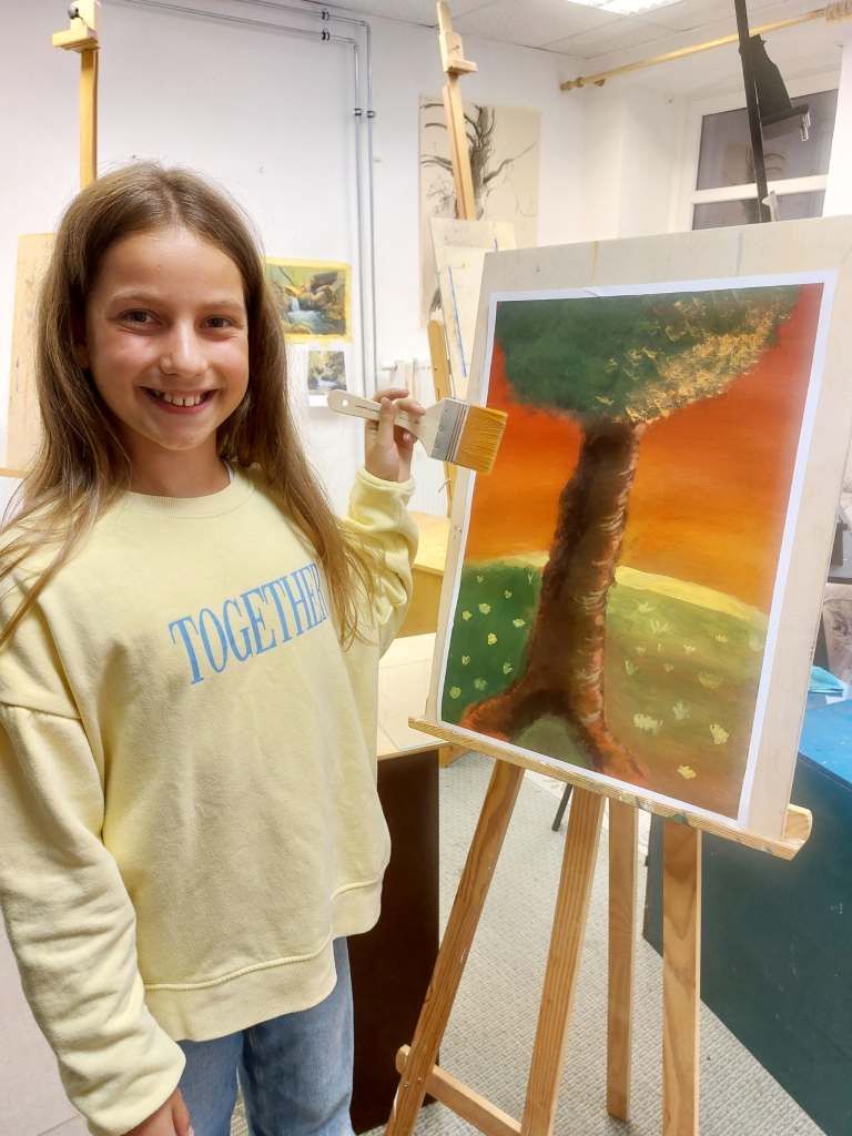 Kind mit Bild von einem Baum