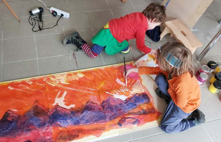Kindern malen ein Bild