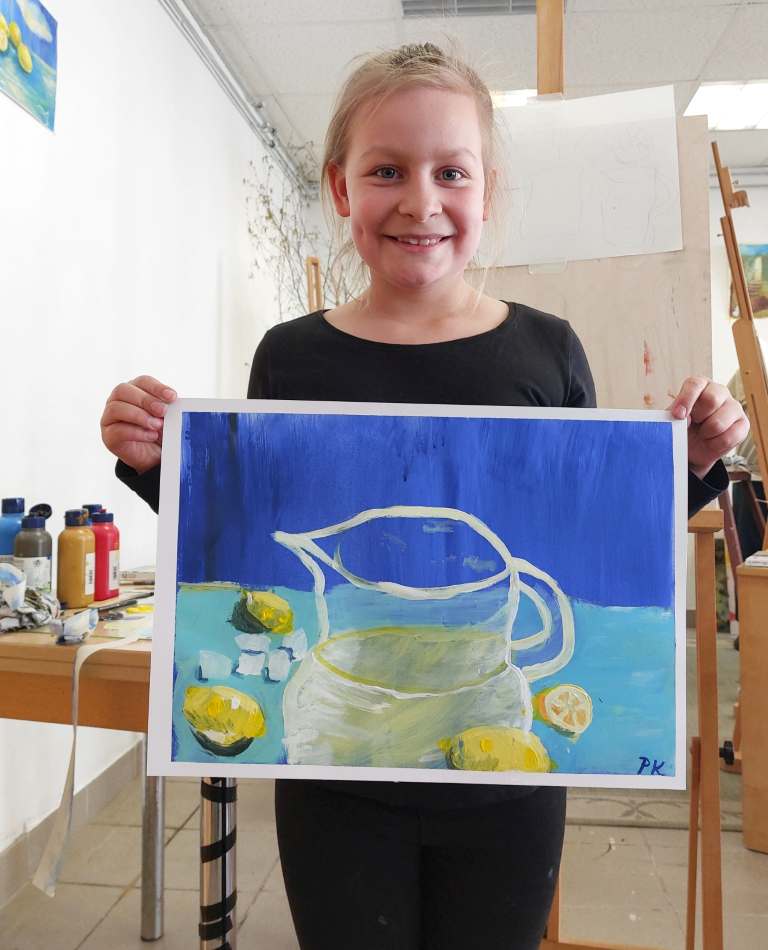 Kind mit Bild von Zitronenwasser