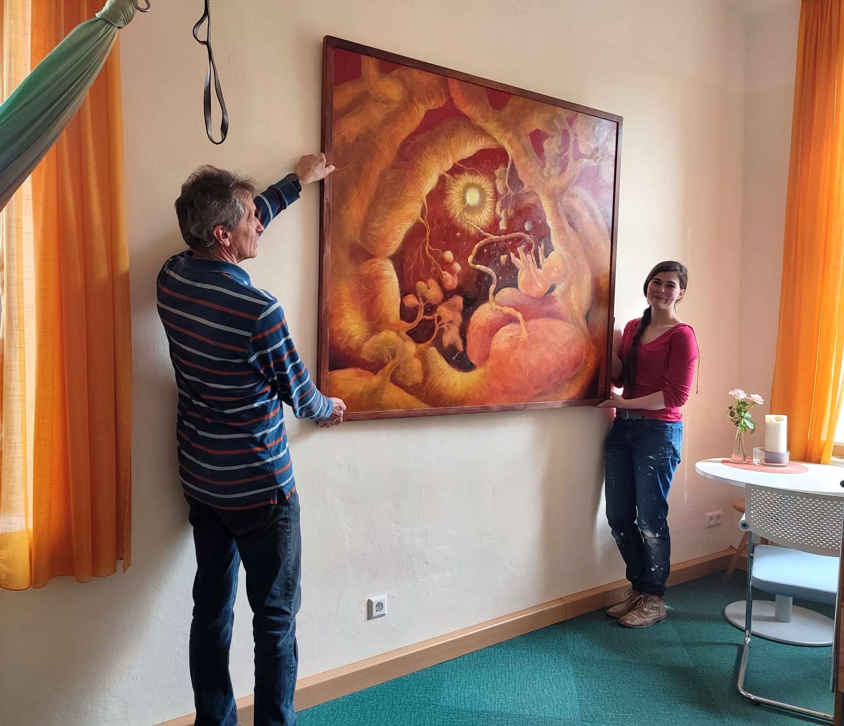 ein Bild findet seinen Platz an der Wand