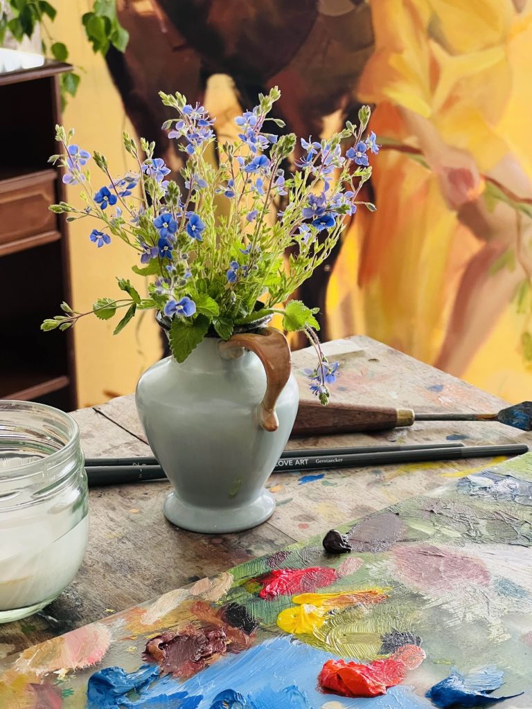 Blumen in Vase auf Tisch